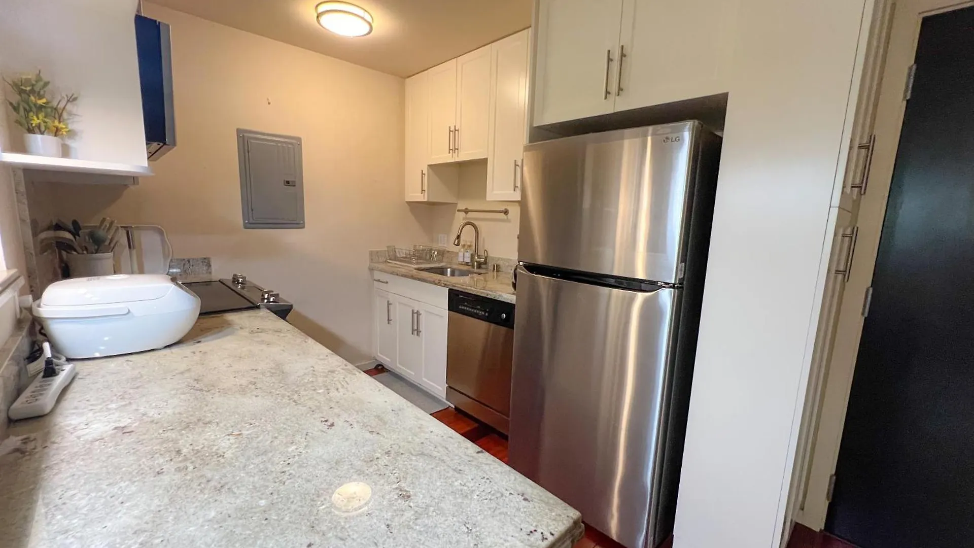 Tranquil Getaway At Waikiki Cove Condo Honolulu