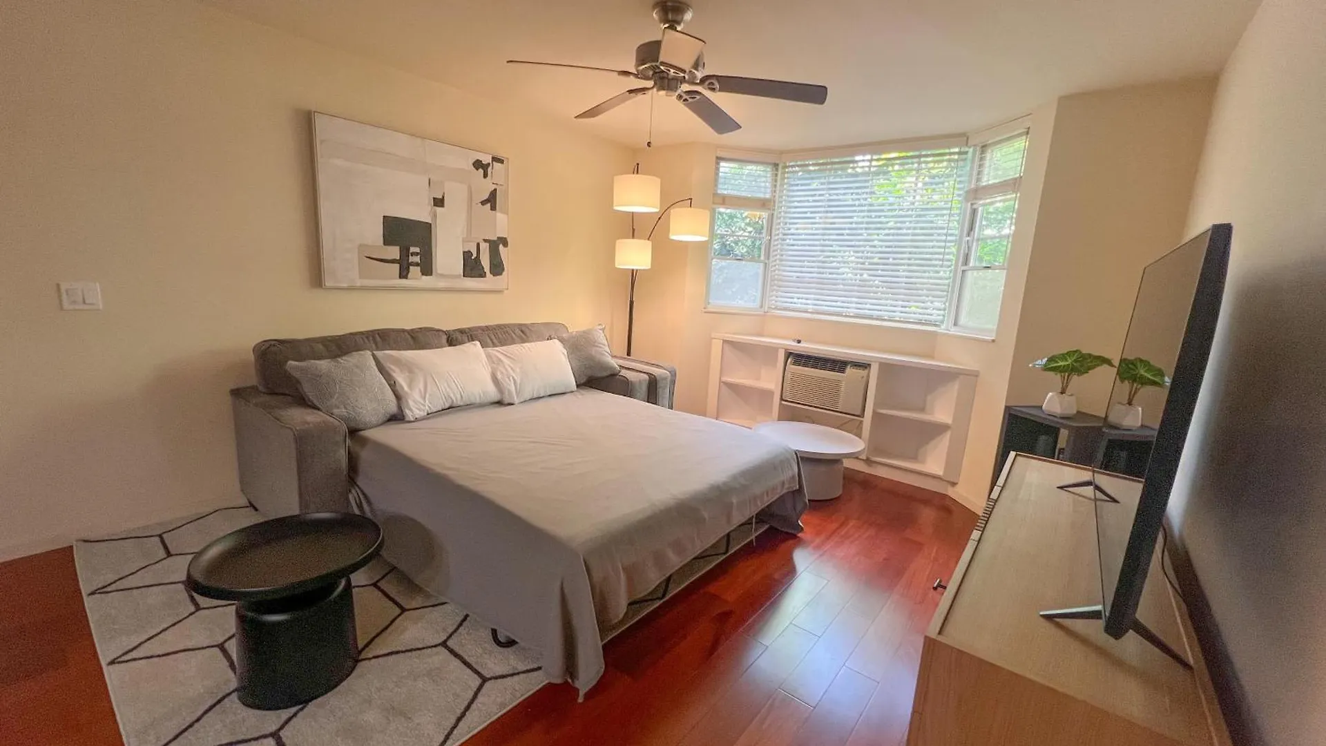 Tranquil Getaway At Waikiki Cove Condo Honolulu
